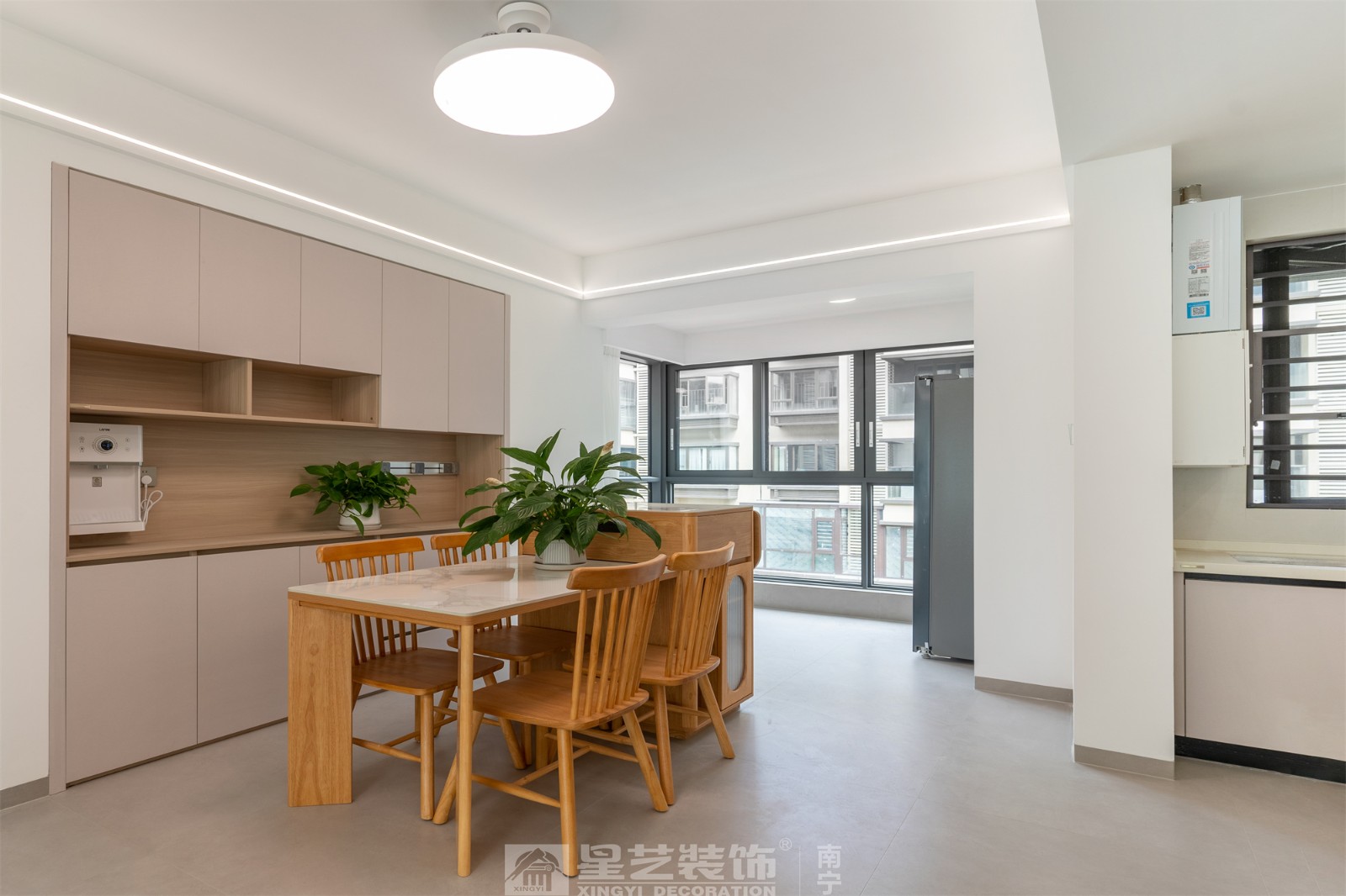 联发臻境136平现代简约餐厅实景