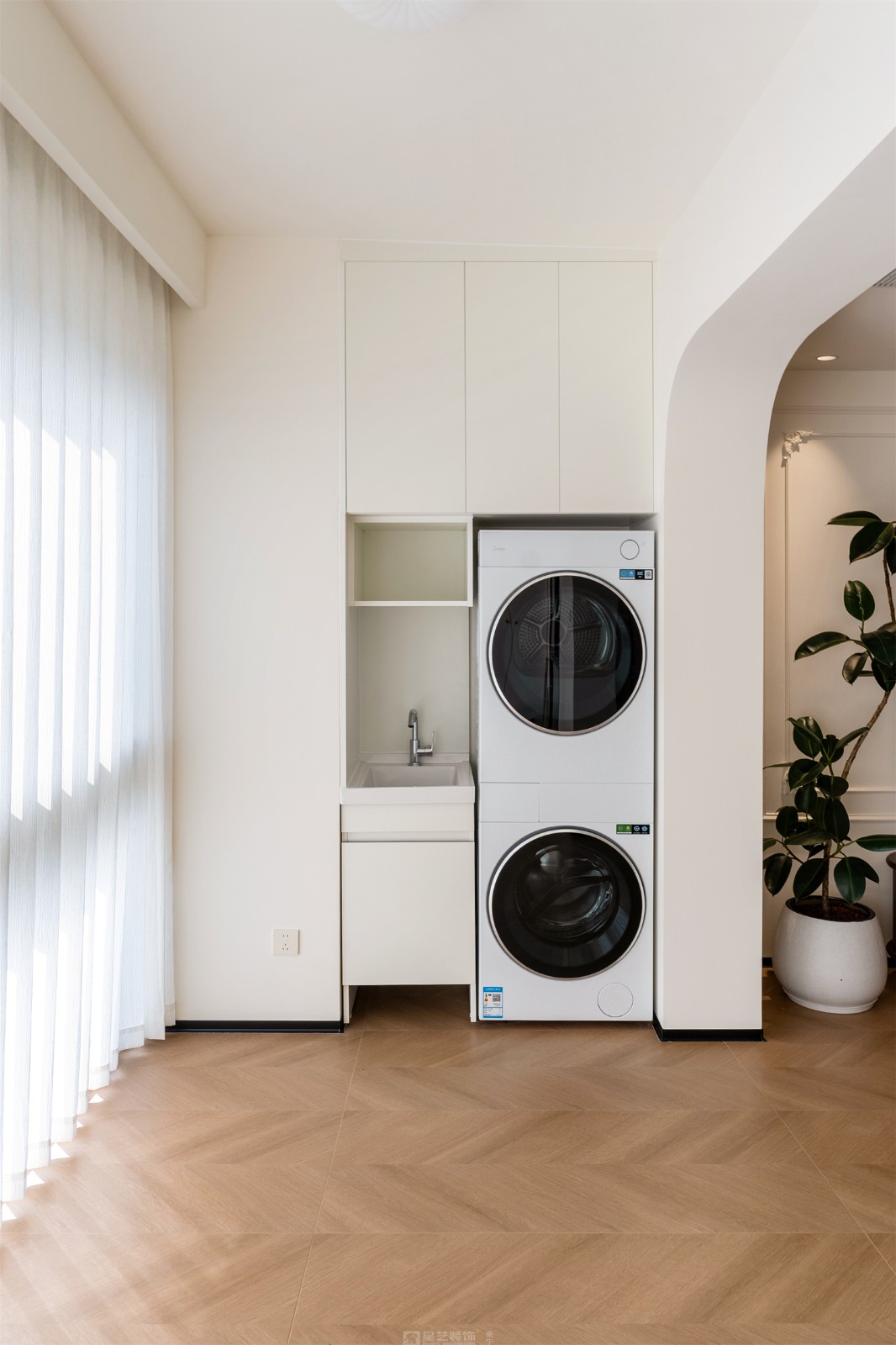 东方尊府118平中古风阳台装修完工实景图