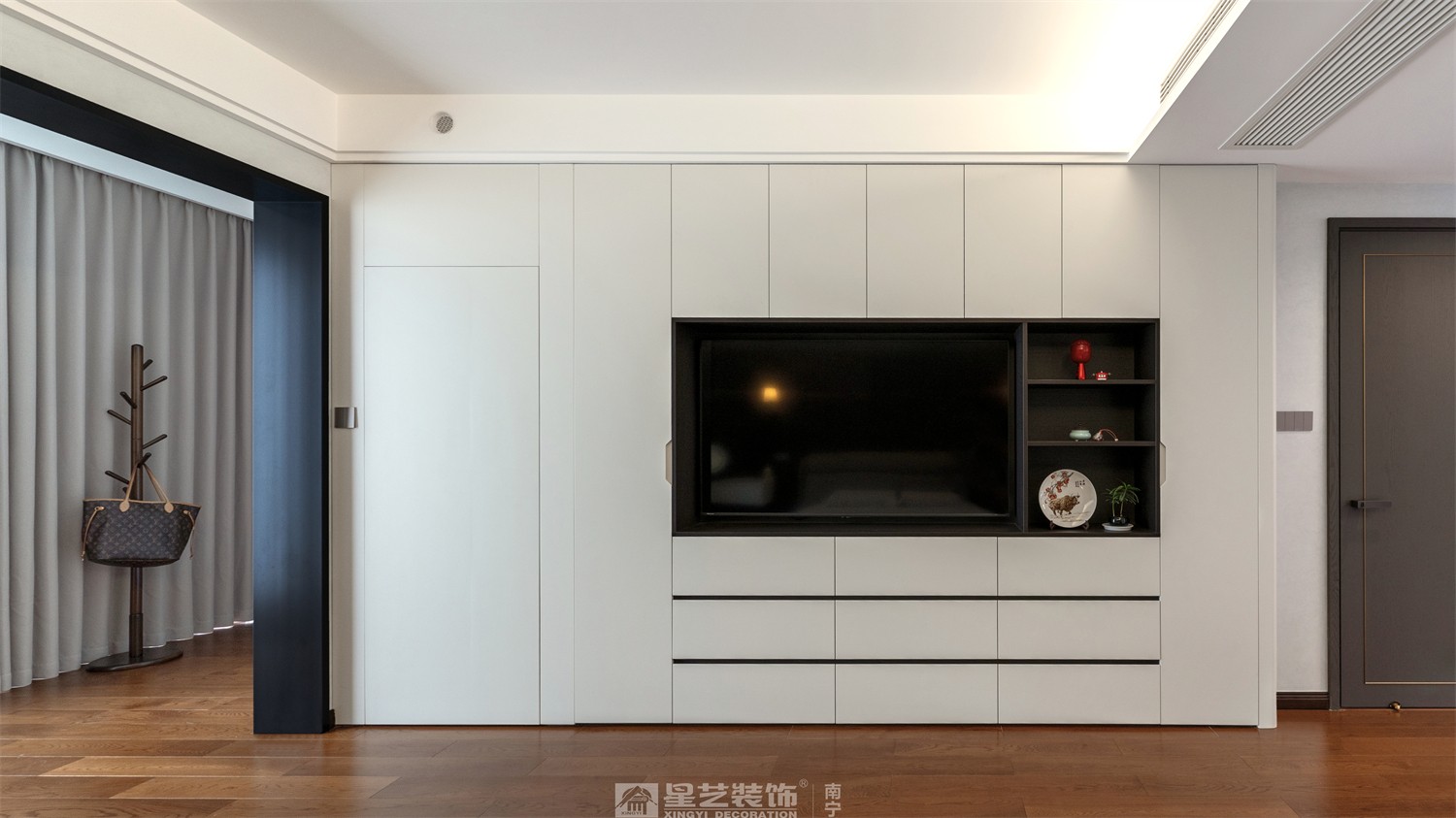 建发五象印月300平现代轻奢客厅装修效果图