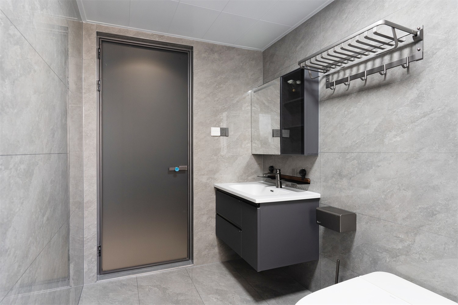 锦云湖光118平现代简约卫生间装修实景图