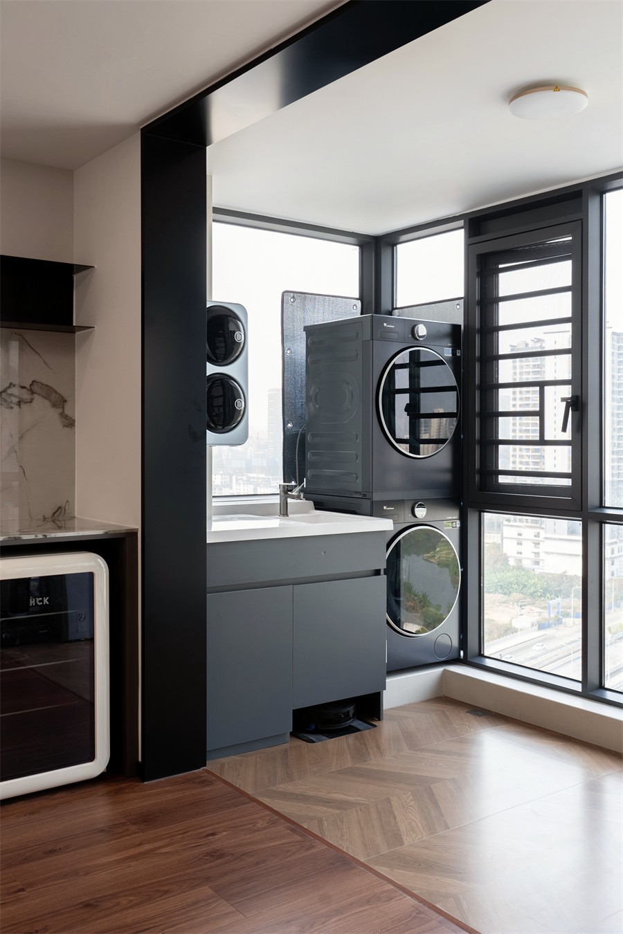 建发养云184平现代风格阳台装修完工实景图